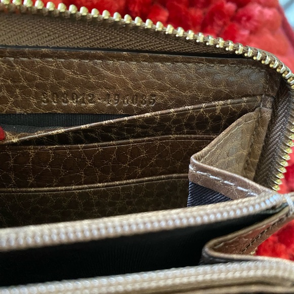 Authentic Gucci Wallet. Box, cards, tissue.  Gorgeous! - Picture 6 of 7